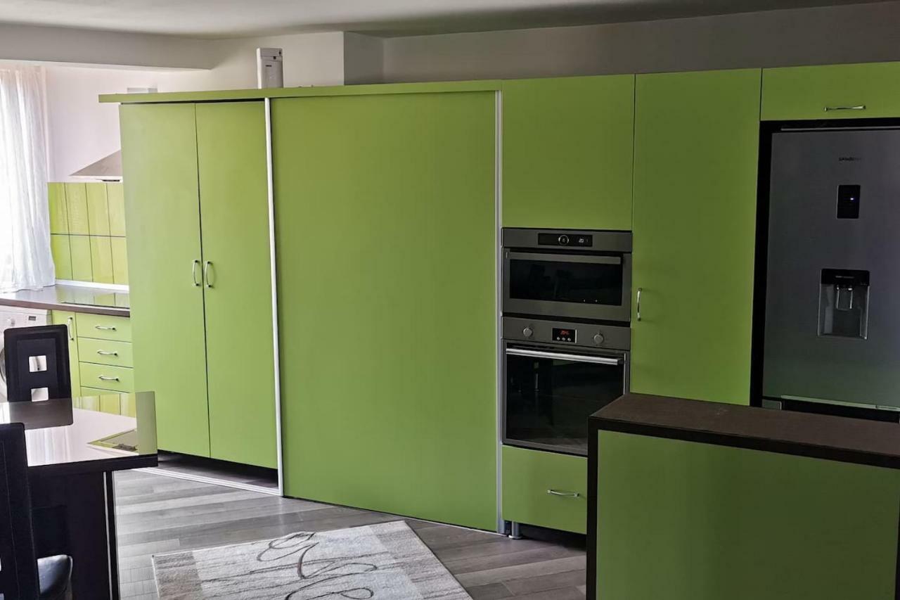 Luxury Apartment With Two Bedrooms And Large Living Room, 100 Square Meters, City Center Орадя Экстерьер фото