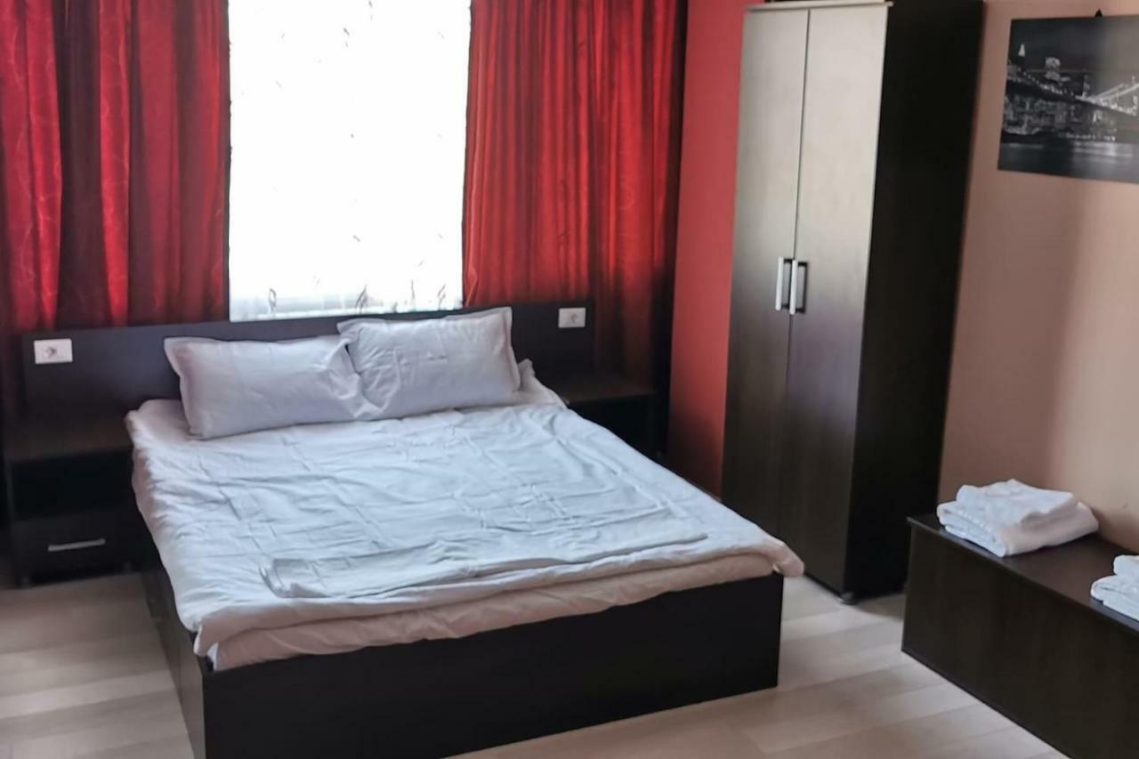 Luxury Apartment With Two Bedrooms And Large Living Room, 100 Square Meters, City Center Орадя Экстерьер фото