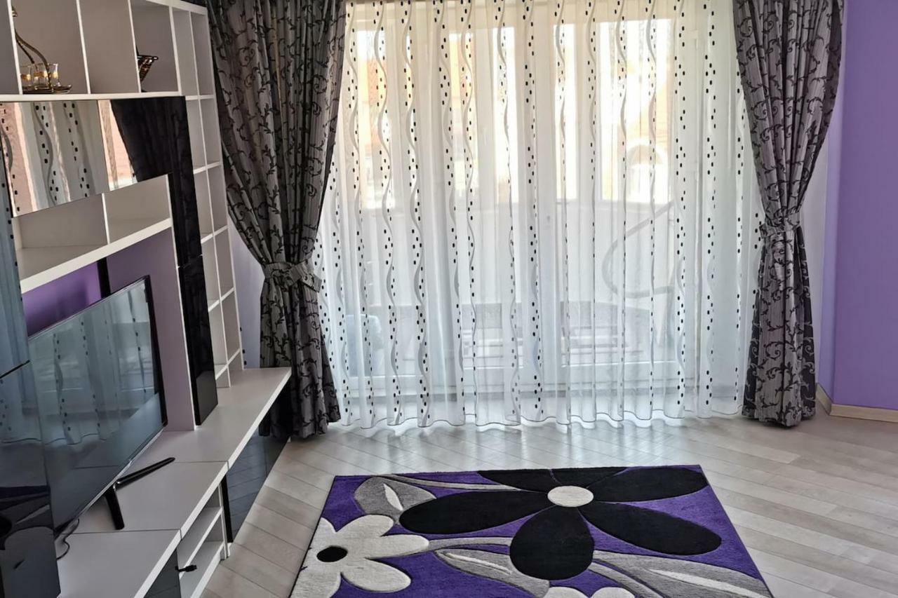 Luxury Apartment With Two Bedrooms And Large Living Room, 100 Square Meters, City Center Орадя Экстерьер фото