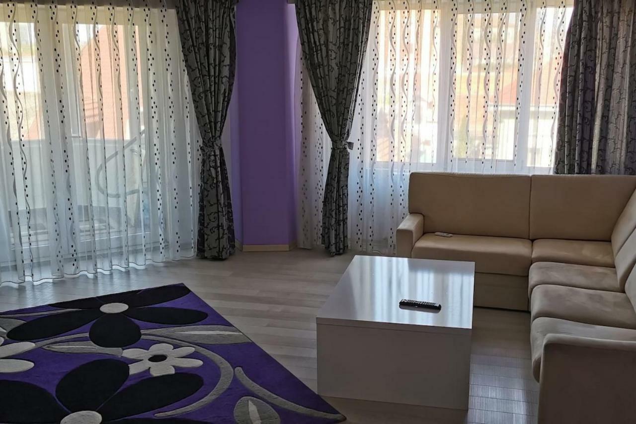 Luxury Apartment With Two Bedrooms And Large Living Room, 100 Square Meters, City Center Орадя Экстерьер фото