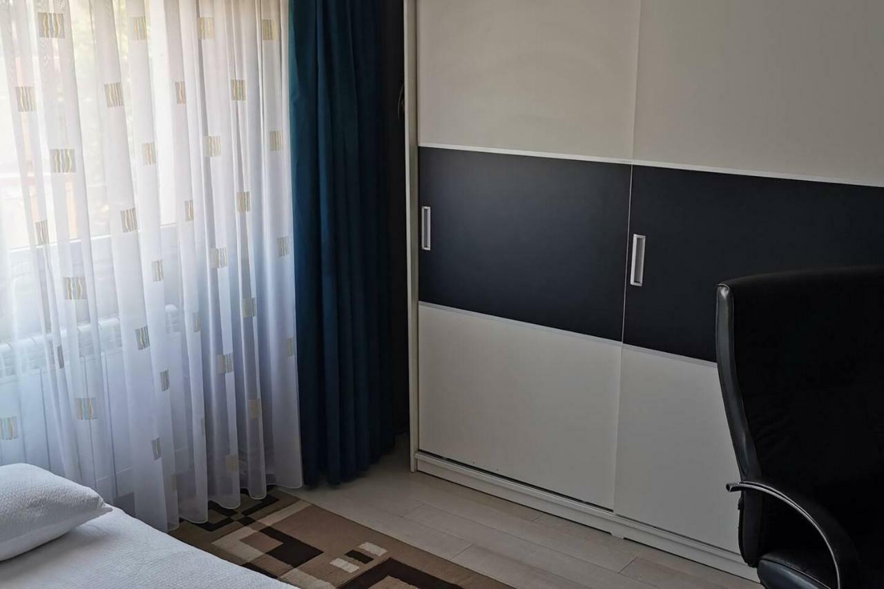 Luxury Apartment With Two Bedrooms And Large Living Room, 100 Square Meters, City Center Орадя Экстерьер фото